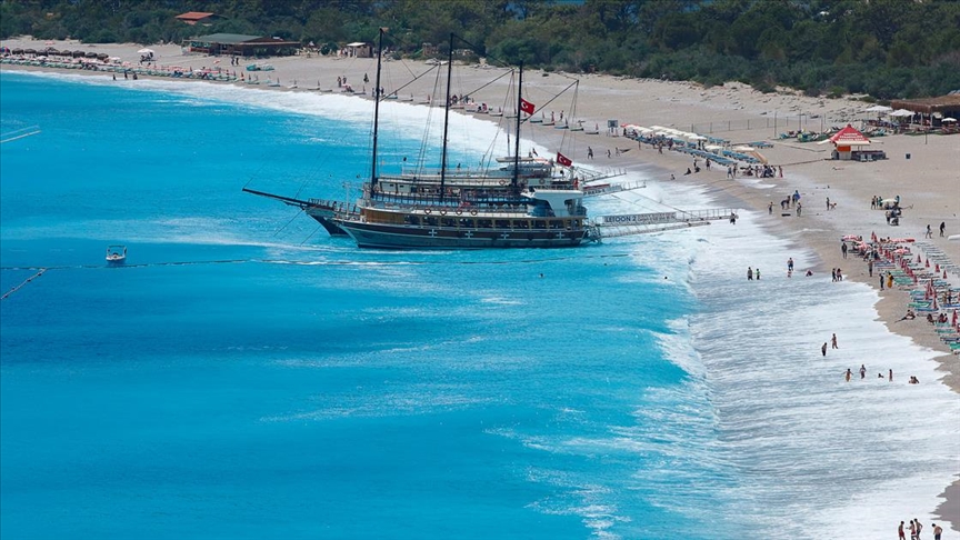Antalya'nın ülke ekonomisine katkısı artıyor