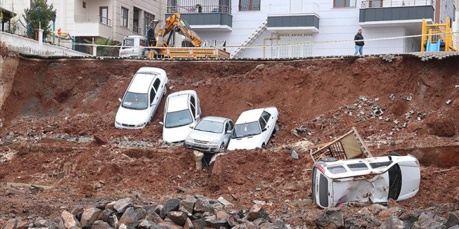 İstinat duvarının çökmesi sonucu 6 araç yandaki inşaatın temel kazı alanına düştü