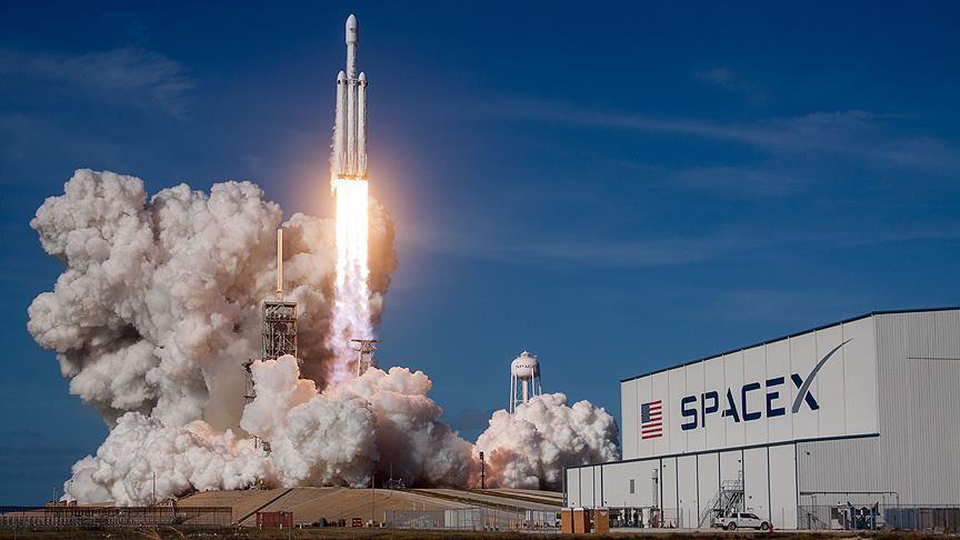 Musk, Tesla'sını uzaya fırlatarak 'paranın satın alamayacağı' reklamı yaptı