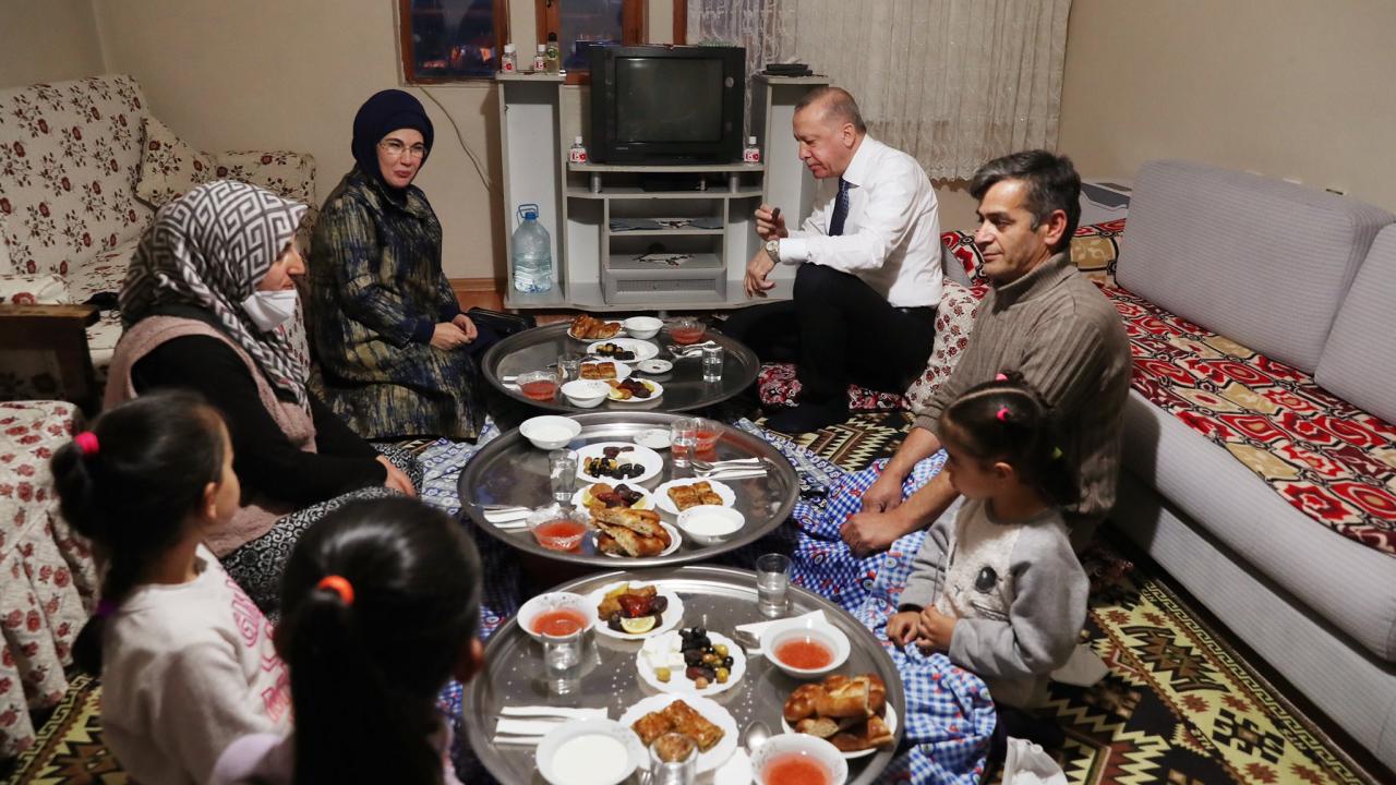 Cumhurbaşkanı Erdoğan ve eşinden sürpriz iftar ziyareti