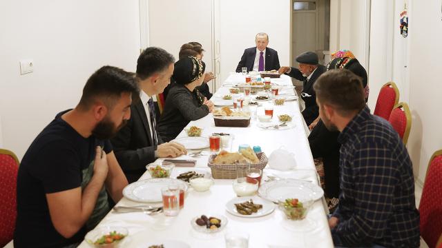 Erdoğan, Ankara'da bir vatandaşın evinde iftar yaptı