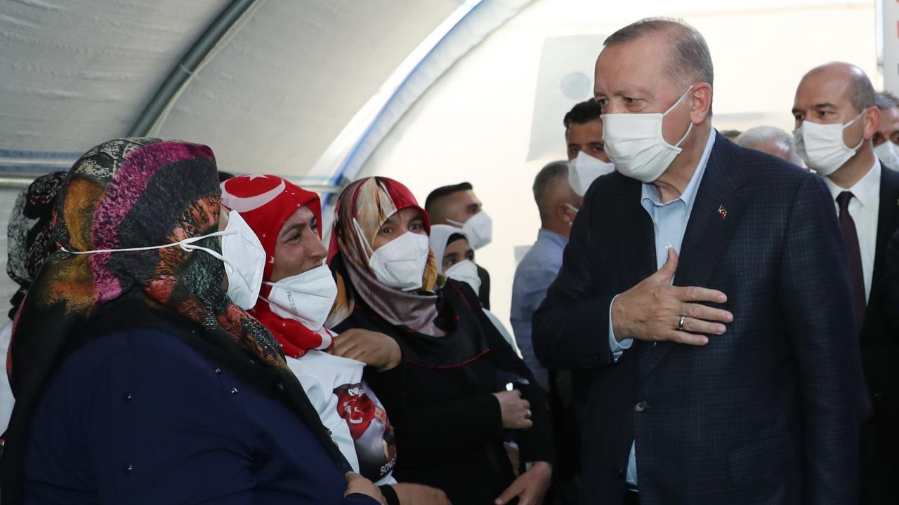 Erdoğan, Diyarbakır'da HDP önünde nöbetteki aileleri ziyaret etti