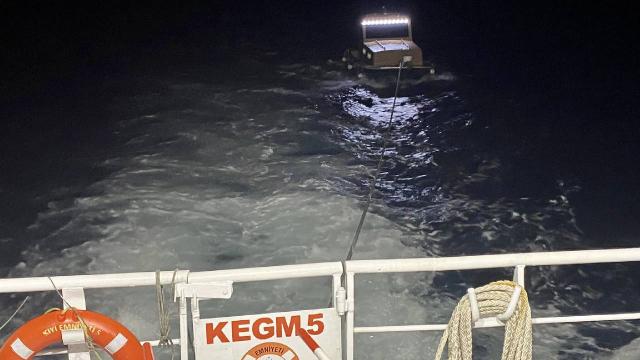 Beykoz açıklarında çarpışan iki tekne kurtarıldı