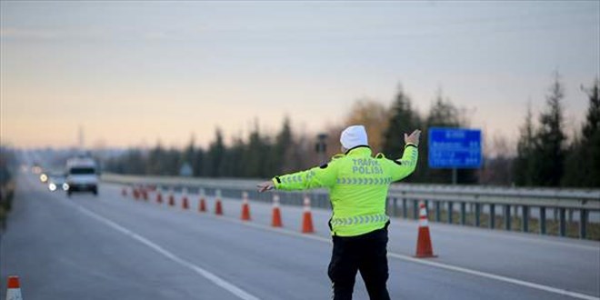 Bakan Yerlikaya'dan tatilden dönecek sürücülere 'emniyet kemeri' uyarısı