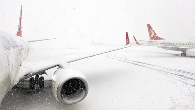 İstanbul'da hava ulaşımına "kar" engeli: 31 uçuş iptal