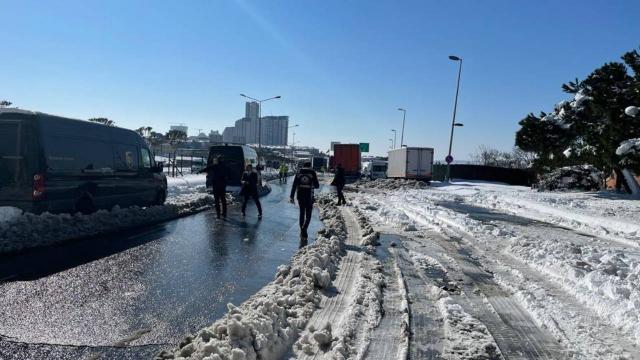 İstanbul Valisi uyardı: Çekilmeyen araçları görevliler çekecek