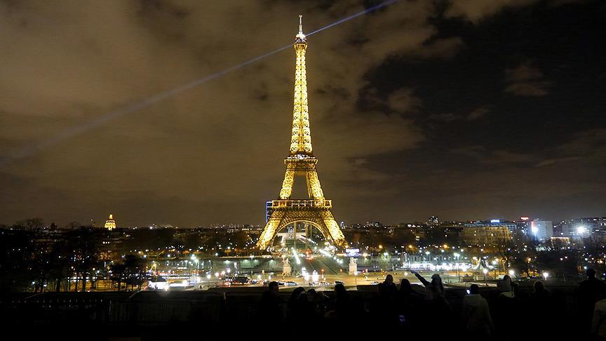 Teröre rağmen Paris son 10 yılın turist rekorunu kırdı