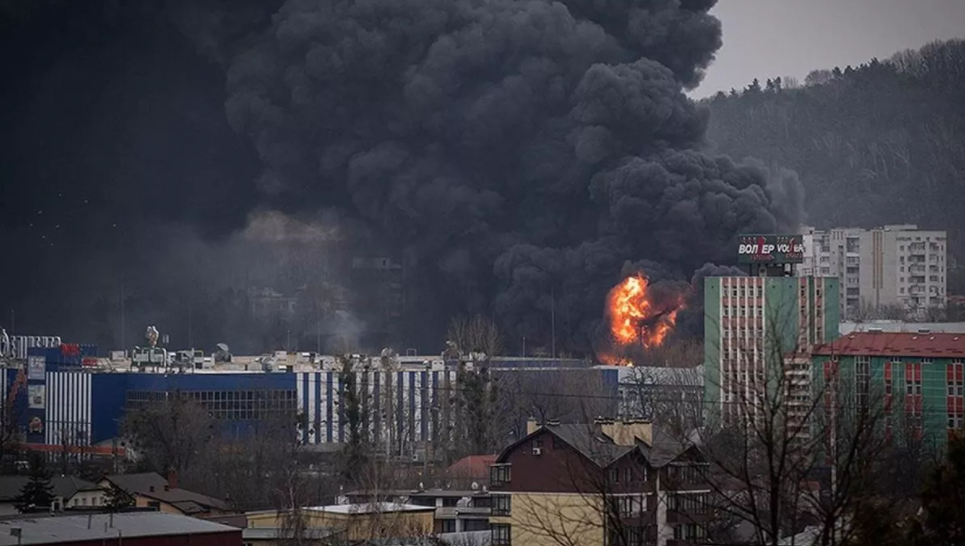Lviv'de yakıt deposuna 2 güdümlü füzeyle saldırı