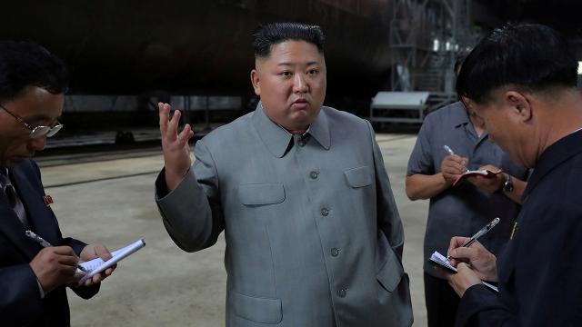 Kim Jong-un dar pantolon giymeyi yasakladı