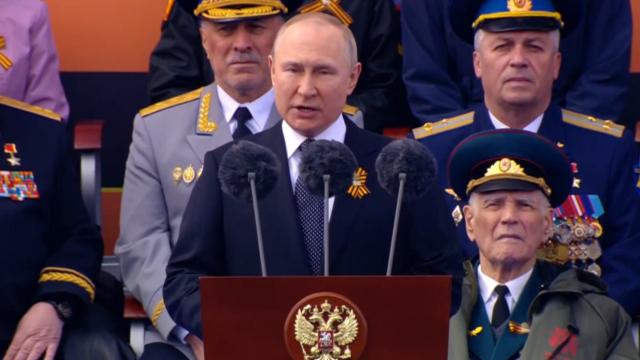 Putin Kızıl Meydan'dan dünyaya seslendi