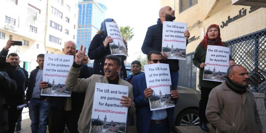 ABD Kongre heyeti Ramallah'ta protesto edildi
