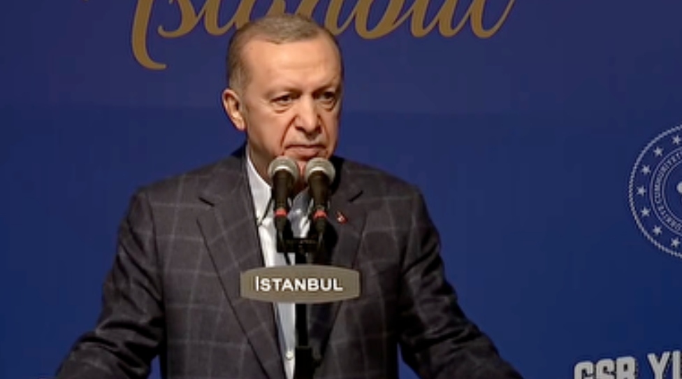 Cumhurbaşkanı Erdoğan İstanbul'da depremzedelerle iftar yaptı: Bir yılda 650 bin konut inşa edeceğiz