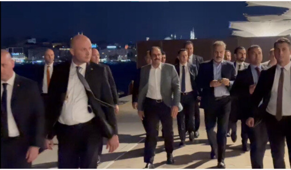 Dışişleri Bakanı Hakan Fidan ile MİT Başkanı İbrahim Kalın heyetle İstanbul'da yürüyüşe çıktı: Vatandaşlardan yoğun ilgi