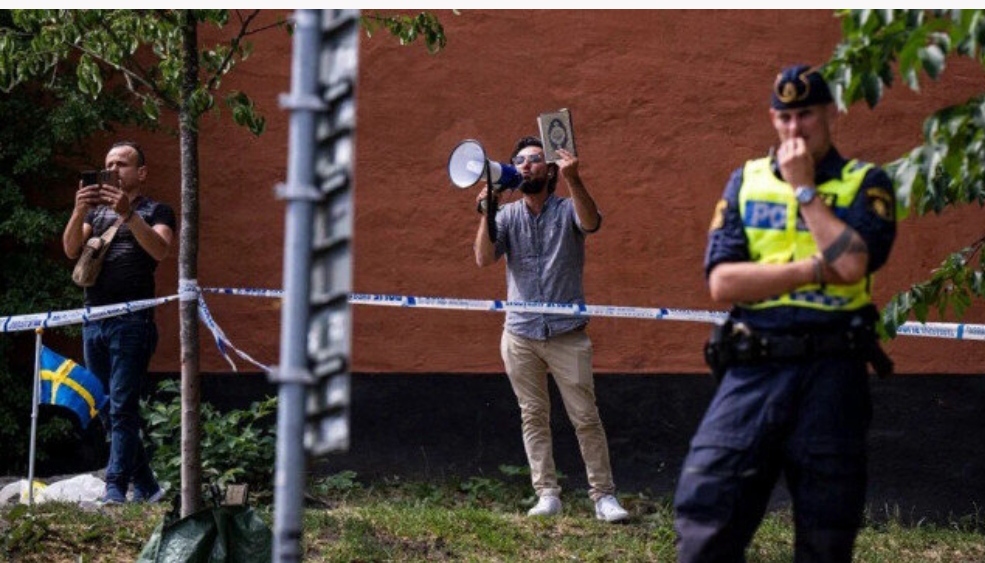 Önce göz yumdular sonra tepkiler gelince geri adım attılar: İsveç'ten Kur'an-ı Kerim yakılmasına kınama