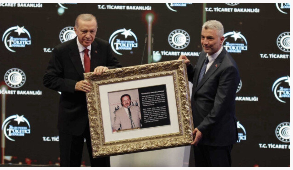 Ticaret Bakanı Bolat'tan Cumhurbaşkanı Erdoğan'a anlamlı hediye