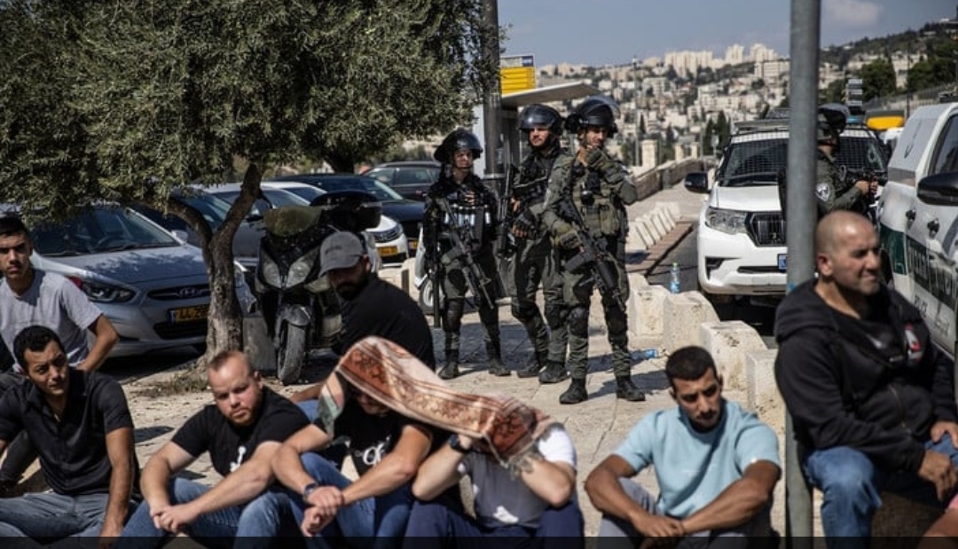 İsrail askerleri namaz kılmak isteyen Filistinlilere lağım suyu sıktı