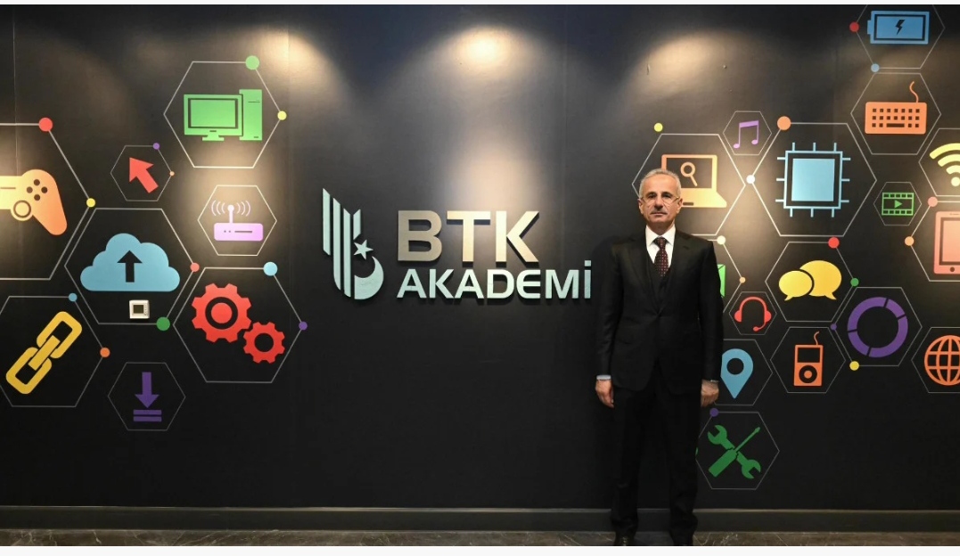 Ulaştırma ve Altyapı Bakanı Abdulkadir Uraloğlu BTK Akademiyi ziyaret etti