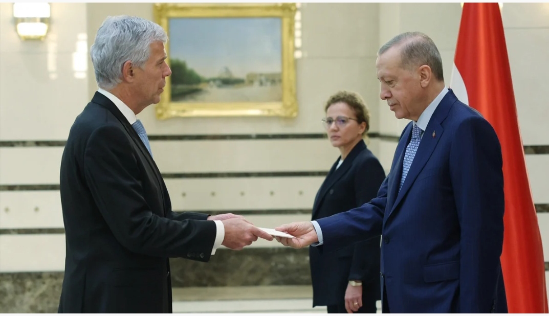 Lüksemburg Büyükelçisi Faber'den Cumhurbaşkanı Erdoğan'a güven mektubu