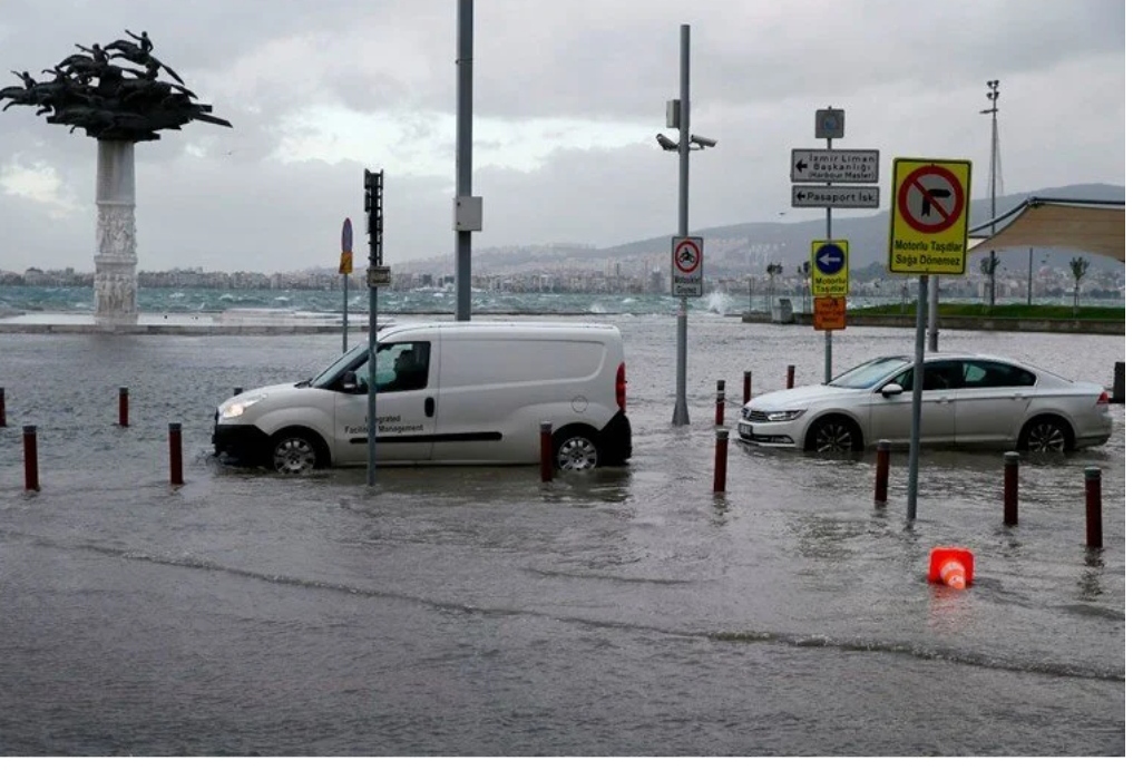 İzmir'de kuvvetli yağış ve fırtına: İZSU önlem aldı