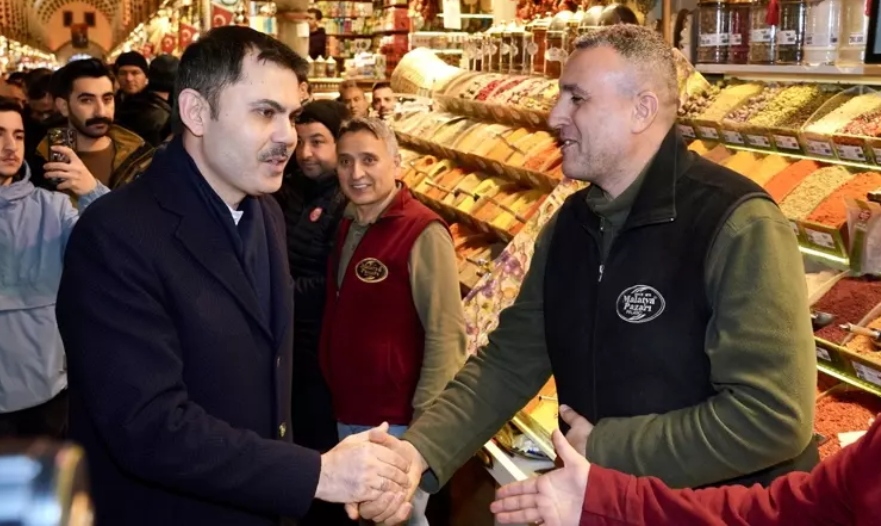 Cumhur İttifakı'nın İBB Başkan adayı Kurum, Eminönü'nde esnafı ziyaret etti