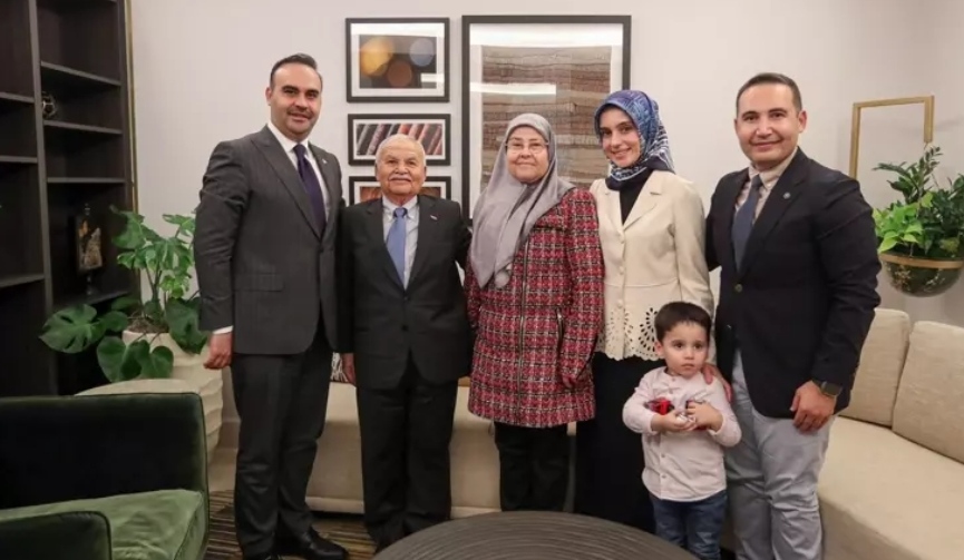 Sanayi ve Teknoloji Bakanı Kacır, Türkiye'nin ilk uzay yolcusu astronot Gezeravcı'nın ailesi ile bir araya geldi