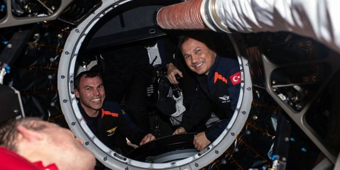 İlk Türk astronot Gezeravcı uzaydan fotoğraf paylaştı! İşte o mutluluk karesi
