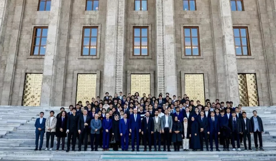 TBMM Başkanı Kurtulmuş, Meclis'i ziyaret eden öğrencilerle buluştu