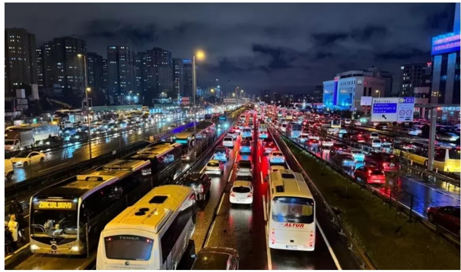 İstanbul kilit! Trafik yoğunluğu yüzde 81'e çıktı