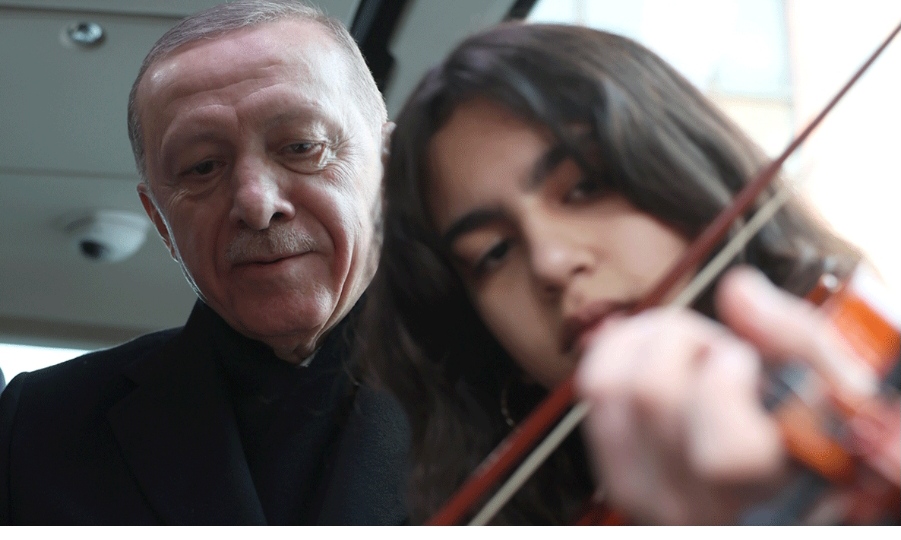 Cumhurbaşkanı Erdoğan, Denizli'de keman çalan öğrenci ile sohbet etti