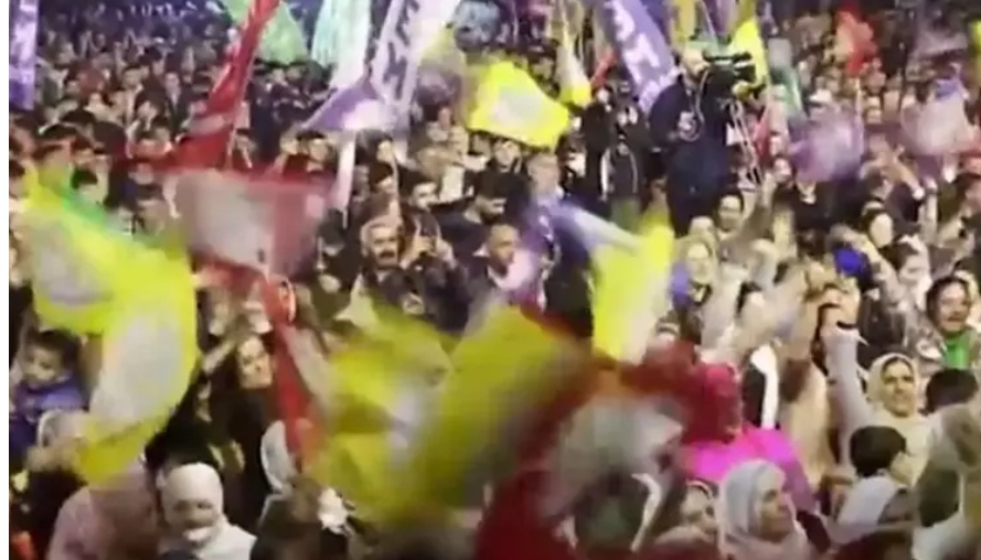 CHP'nin desteklediği DEM'li adayın mitinginde teröristbaşı Öcalan sloganları!