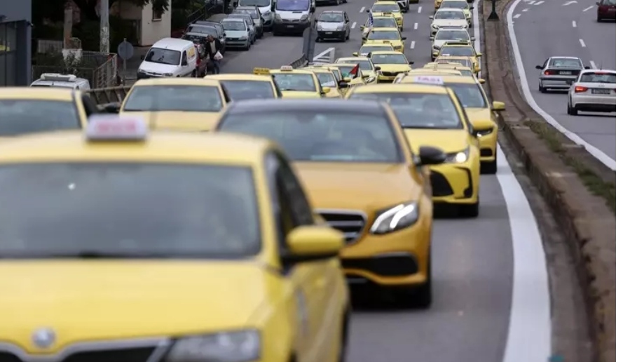 Yunanistan'da taksicilerin yeni vergi yasası protestosu devam ediyor