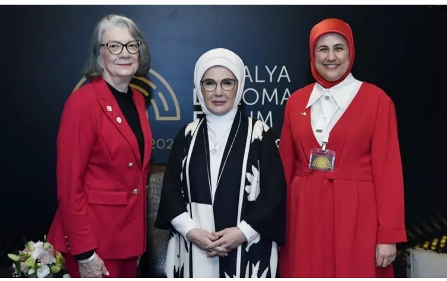 Emine Erdoğan Uluslararası Kızılay ve Kızılhaç Federasyonu Başkanı Forbes ile görüştü