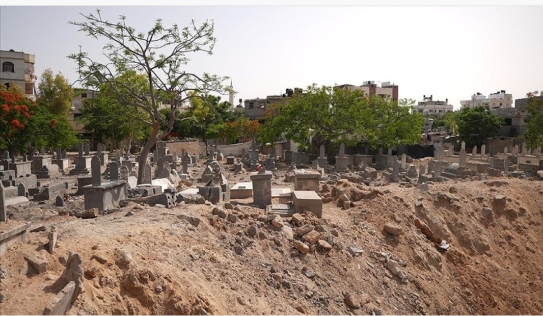 İsrail, Gazze'de yüzlerce Filistinlinin toplu defnedildiği mezarlığı hedef aldı
