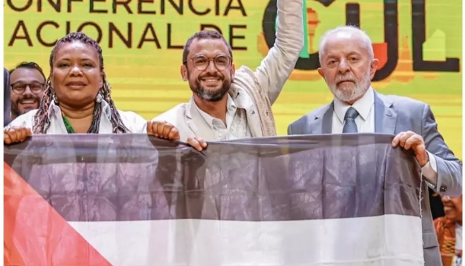 Brezilya Devlet Başkanı Lula da Silva, katıldığı bir etkinlikte Filistin bayrağı açtı
