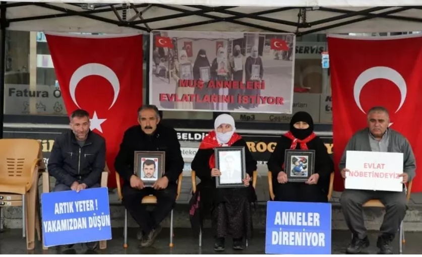 Muşlu ailelerin DEM Parti önündeki eylemi sürüyor