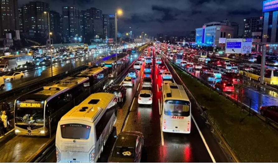 İstanbul'da akşam saatlerinde trafik yoğunluğu, iftara yetişmek isteyenlerin de etkisiyle yüzde 83'e kadar yükseldi.