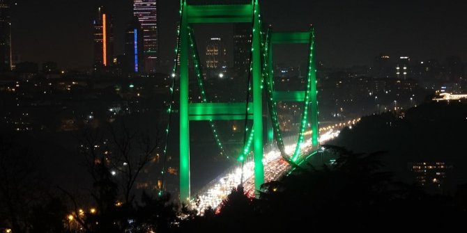 FSM Köprüsü İrlanda Milli Günü için ışıklandırıldı