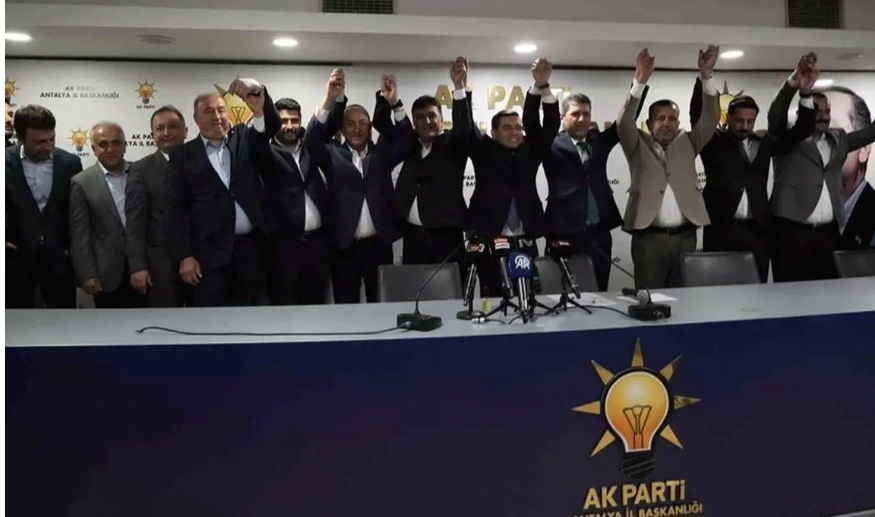 Aralarında CHP ve İYİ Partililerin de olduğu 7 bin 841 kişi AK Parti'ye katıldı