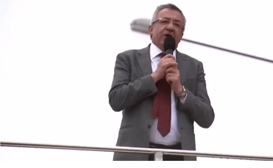 CHP'de yine kriz: Genel başkanını böyle sahneye çağırdı! "Çırağım Özgür"