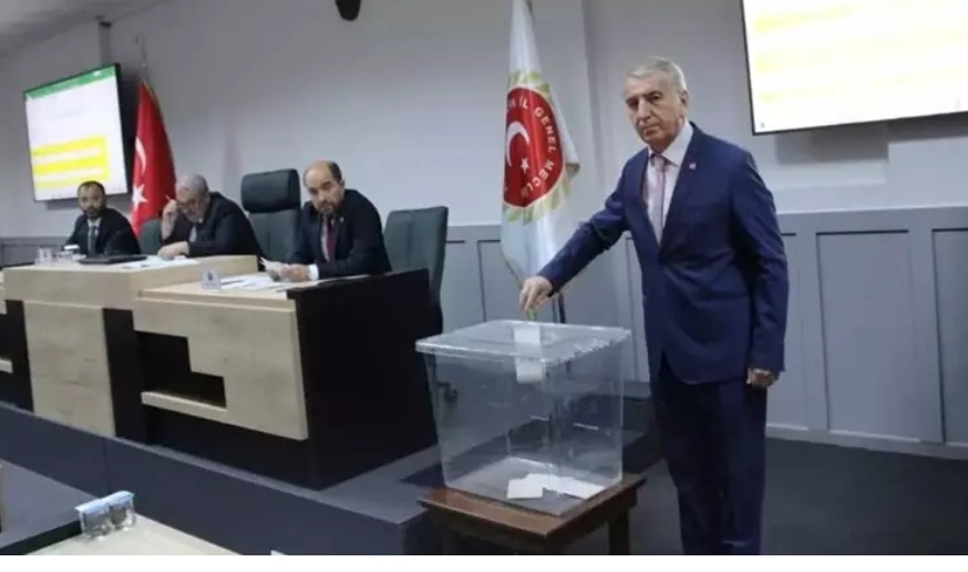 CHP'nin koltuk üstünlüğüne rağmen belediye meclis başkanlığını AK Parti kazandı!