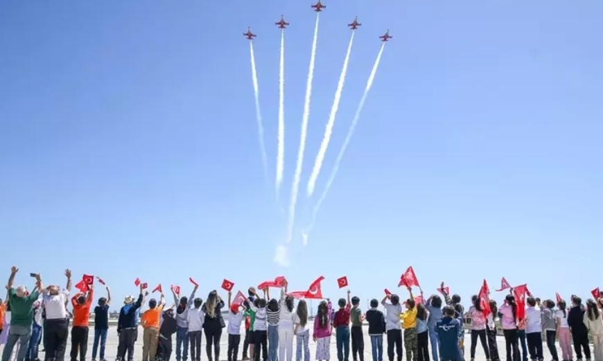 Türk Yıldızları'nın kahraman pilotları, çocuklara 23 Nisan coşkusu yaşattı