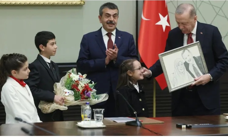 Başkan Erdoğan'ı duygulandıran hediye