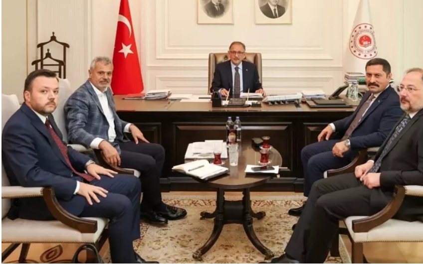 Bakan Özhaseki, Hatay Valisi ve Büyükşehir Belediye Başkanı ile bir araya geldi