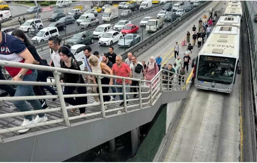 İstanbul'da haftanın dördüncü iş günü trafik yoğunluğu