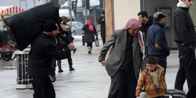 'Türkiye’de maaş alan Suriyeliler' iddiası yalanlandı!