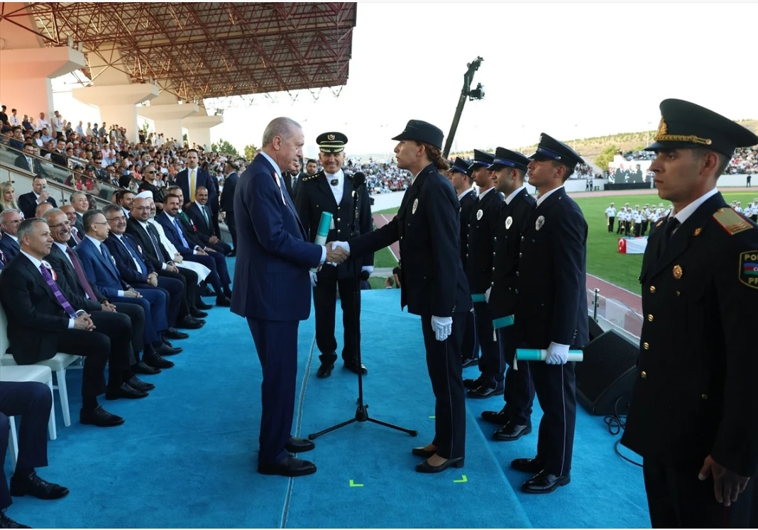 Cumhurbaşkanı Erdoğan ile mezun polisin "kardeş" diyaloğu