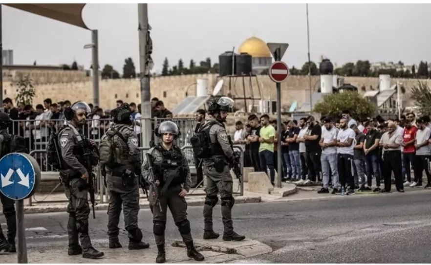İsrail polisi, cuma namazını Mescid-i Aksa'da kılmak isteyen yüzlerce Filistinlinin girişine izin vermedi