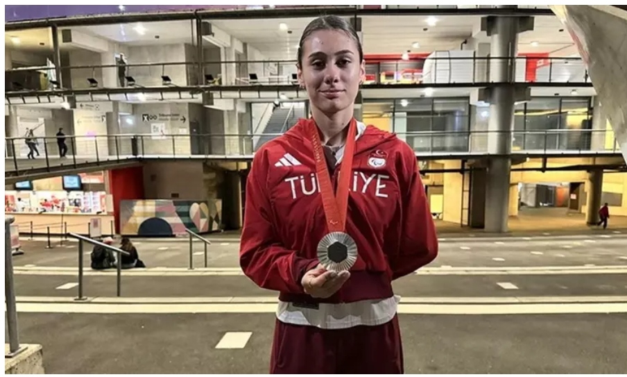 Türkiye'nin ilk paralimpik madalyalı özel sporcusu Aysel Önder, büyük bir gurur yaşıyor