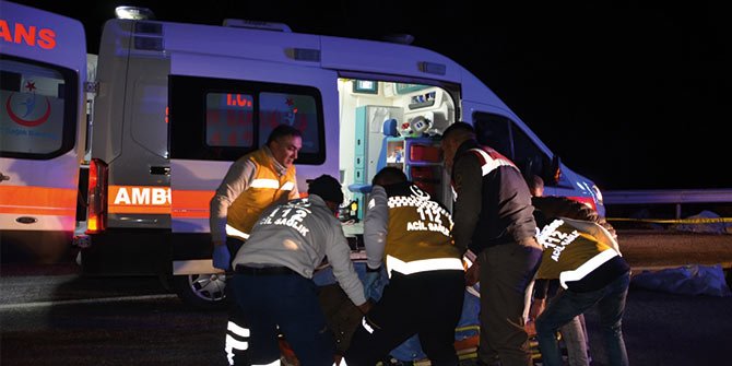 İşçileri taşıyan midibüs bariyerlere çarptı: 1 ölü, 10 yaralı