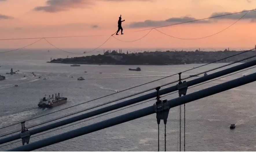 İstanbul Boğazı'nda tarihi anlar! İp üstünde Asya'dan Avrupa'ya yürüdü